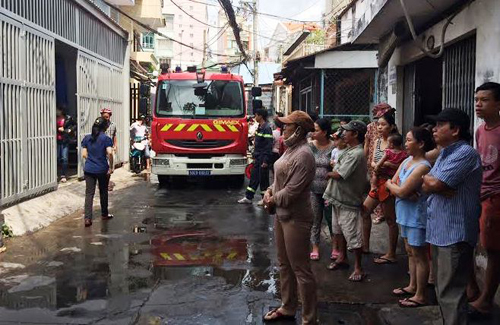 Trong vụ cháy mới nh&acirc;́t ở TP.HCM, lực lượng cứu hỏa đã kịp thời cứu 1 em nhỏ 8 tu&ocirc;̉i