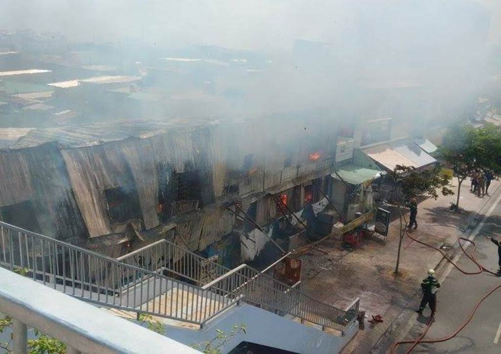 Vụ cháy mới nhất ở dãy trọ phường 13, quận Bình Thạch khiến 2 lính cứu hỏa bị thương Vụ cháy mới nhất ở dãy trọ phường 13, quận Bình Thạch khiến 2 lính cứu hỏa bị thương