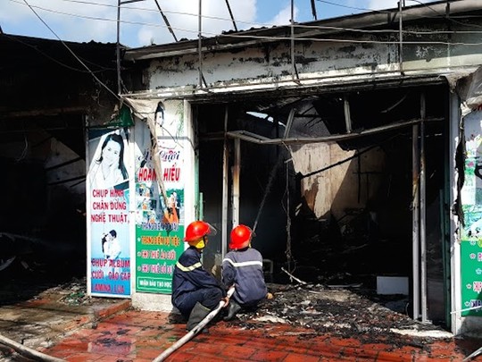 Hiện trường vụ ch&aacute;y mới nhất khiến 6 căn nh&agrave; bị ch&aacute;y li&ecirc;n hoan