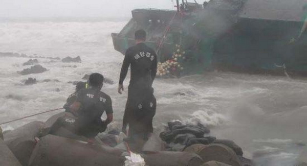 Các tàu cứu hộ đang tìm kiếm những người mất tích Các tàu cứu hộ đang tìm kiếm những người mất tích