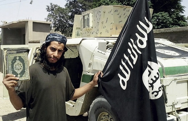 Ch&acirc;n dung nghi can đ&aacute;nh bom ở Bỉ Abdelhamid Abaaoud tr&ecirc;n tờ Dabiq &ndash; tạp ch&iacute; tiếng Anh của khủng bố IS