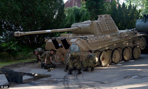 Xe tăng Panther trong kho vũ kh&iacute; của cụ &ocirc;ng 78 tuổi