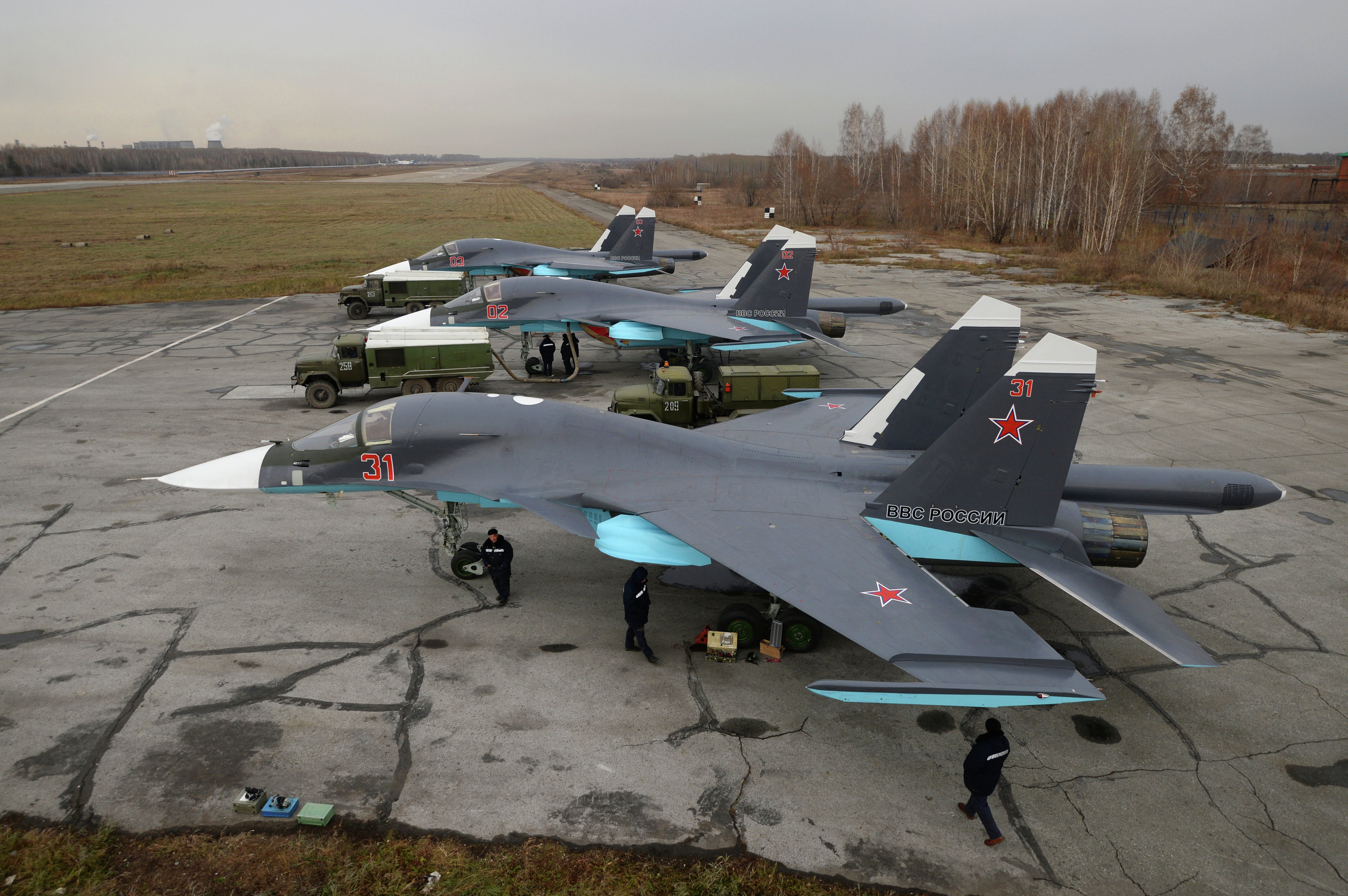 Su-34 có thể đạt tốc độ tối đa khoảng 2.000km/h và có tầm hoạt động tối đa 4.000km mà không cần tiếp dầu. Máy bay được thiết kế với 12 giá treo vũ khí mang tới 8 tấn bom - tên lửa. Su-34 có thể đạt tốc độ tối đa khoảng 2.000km/h và có tầm hoạt động tối đa 4.000km mà không cần tiếp dầu. Máy bay được thiết kế với 12 giá treo vũ khí mang tới 8 tấn bom - tên lửa.