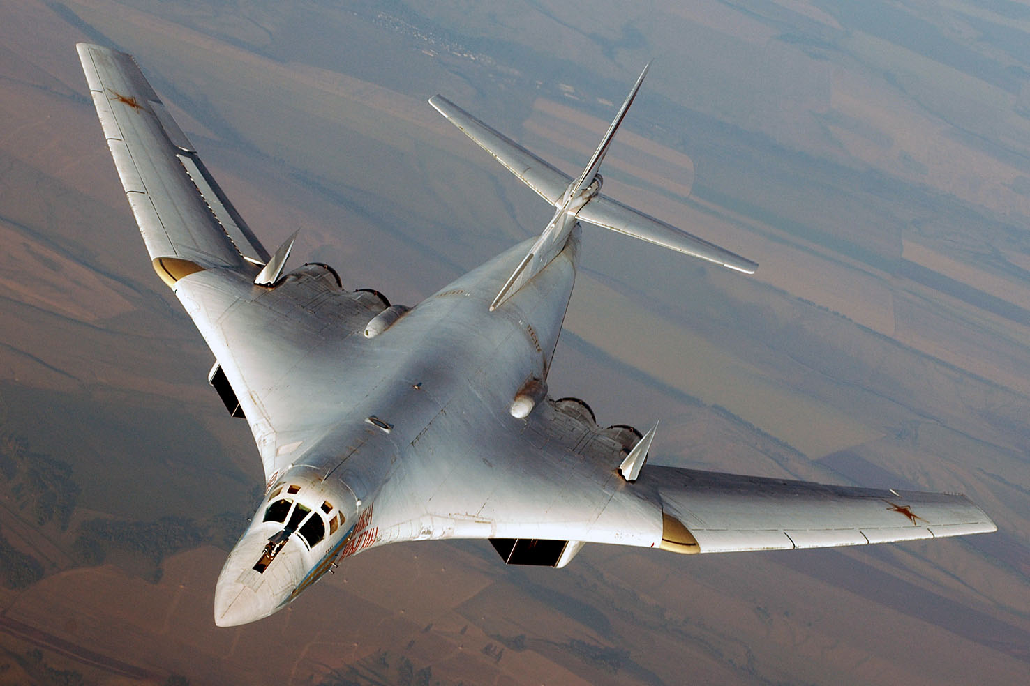 Tu-160 là loại máy bay ném bom siêu thanh lớn nhất thế giới với tốc độ tối đa 2.200 km/giờ, tốc độ bay hành trình 960 km/giờ, tầm hoạt động 12.300 km không tiếp nhiên liệu, trần bay 21 km. Tu-160 là loại máy bay ném bom siêu thanh lớn nhất thế giới với tốc độ tối đa 2.200 km/giờ, tốc độ bay hành trình 960 km/giờ, tầm hoạt động 12.300 km không tiếp nhiên liệu, trần bay 21 km.