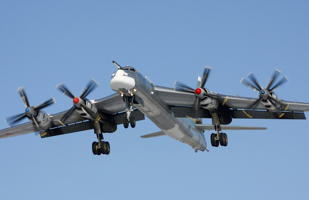 Tu-95MS là loại máy bay ném bom chiến lược động cơ cánh quạt do Cục Thiết kế Tupolev nghiên cứu thiết kế từ những năm 1950. Tu-95MS là loại máy bay ném bom chiến lược động cơ cánh quạt do Cục Thiết kế Tupolev nghiên cứu thiết kế từ những năm 1950.