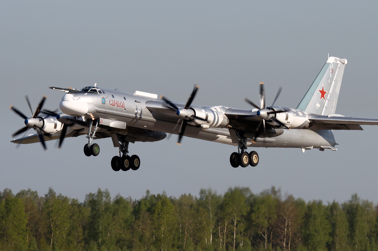 Tu-95MS có khả năng mang 15 tấn vũ khí trong khoang thân và trên cánh. Tu-95MS sử dụng bốn động cơ tuốc bin cánh quạt Kuznetsov có khả năng đạt tốc độ tới 925km/h. Tu-95MS có khả năng mang 15 tấn vũ khí trong khoang thân và trên cánh. Tu-95MS sử dụng bốn động cơ tuốc bin cánh quạt Kuznetsov có khả năng đạt tốc độ tới 925km/h.