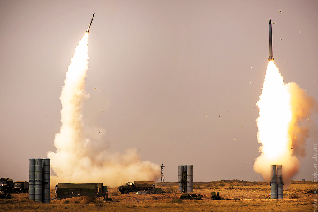 Việc triển khai hệ thống S-400 tới căn cứ Hmeymim sẽ bảo vệ hoàn toàn các máy bay Nga khỏi bất kỳ dạng tấn công nào ở trên không. Việc triển khai hệ thống S-400 tới căn cứ Hmeymim sẽ bảo vệ hoàn toàn các máy bay Nga khỏi bất kỳ dạng tấn công nào ở trên không.