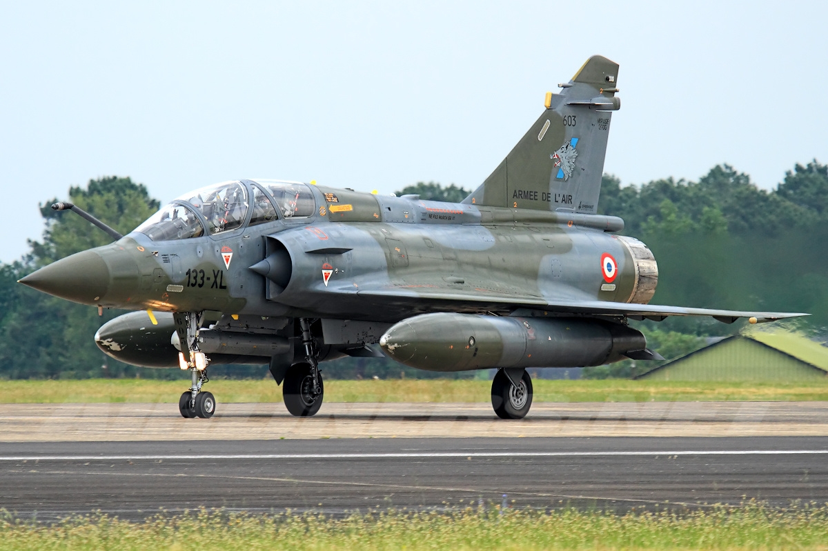 Mirage 2000D mang được số lượng vũ khí tương tự 2000N nhưng có chút sự cải tiến về tên lửa không đối đất. Bên cạnh đó, nó được trang bị hệ thống định vị ULISS 52P với GPS; radar Antilope 50 cải tiến khả năng nhận dạng địa hình; hệ thống tác chiến điện tử...