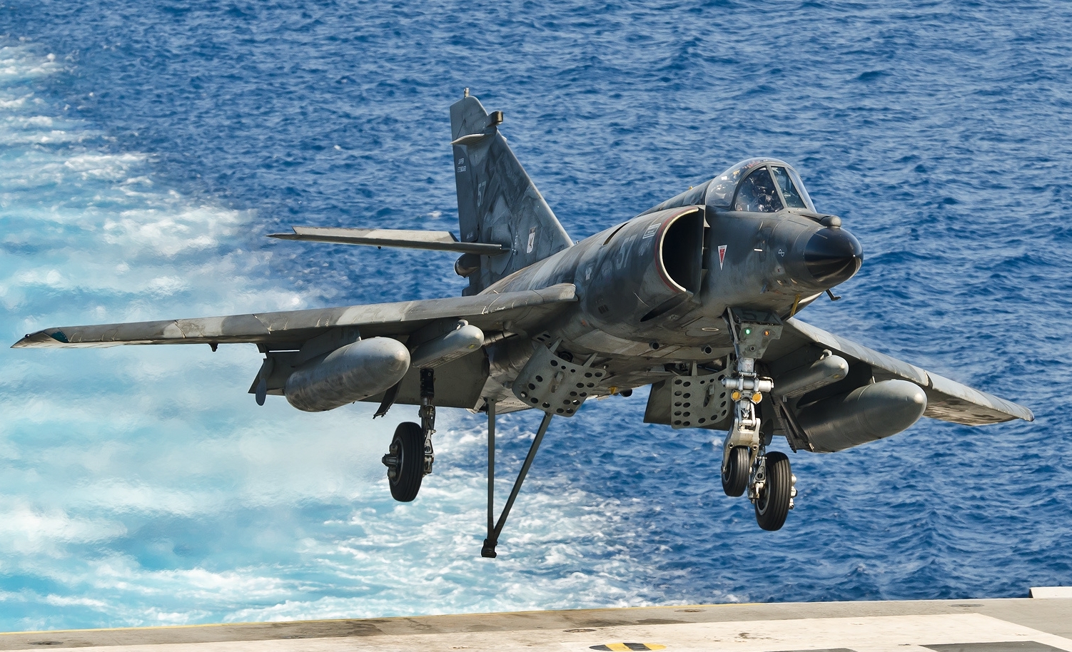 Máy bay cường kích trên hạm Super-Etendard Modernise – biến thể hiện đại hóa của dòng máy bay Super Etendard được Không quân Hải quân Pháp triển khai từ những năm 1970.