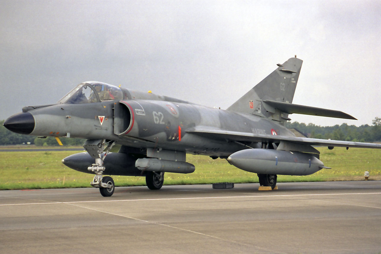 Super Étendard Modernisé trang bị một động cơ phản lực SNECMA Atar 8K-50 cho tốc độ tối đa 1.380km/h ở trần bay cao, bán kính tác chiến 850km. 
