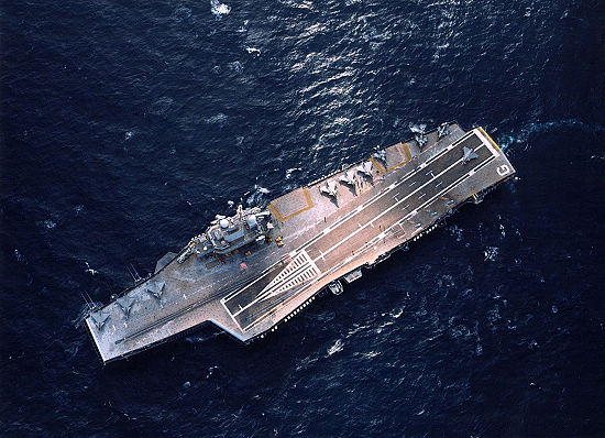 Tàu mang theo 26 máy bay chiến đấu (vượt ngưỡng 24 chiếc) gồm 18 chiếc Rafale và 8 chiếc Super Étendard; 2 máy bay trinh sát cảnh giới E-2C Hawkeye (ảnh) và 3-5 trực thăng Caracal và Alouette III.