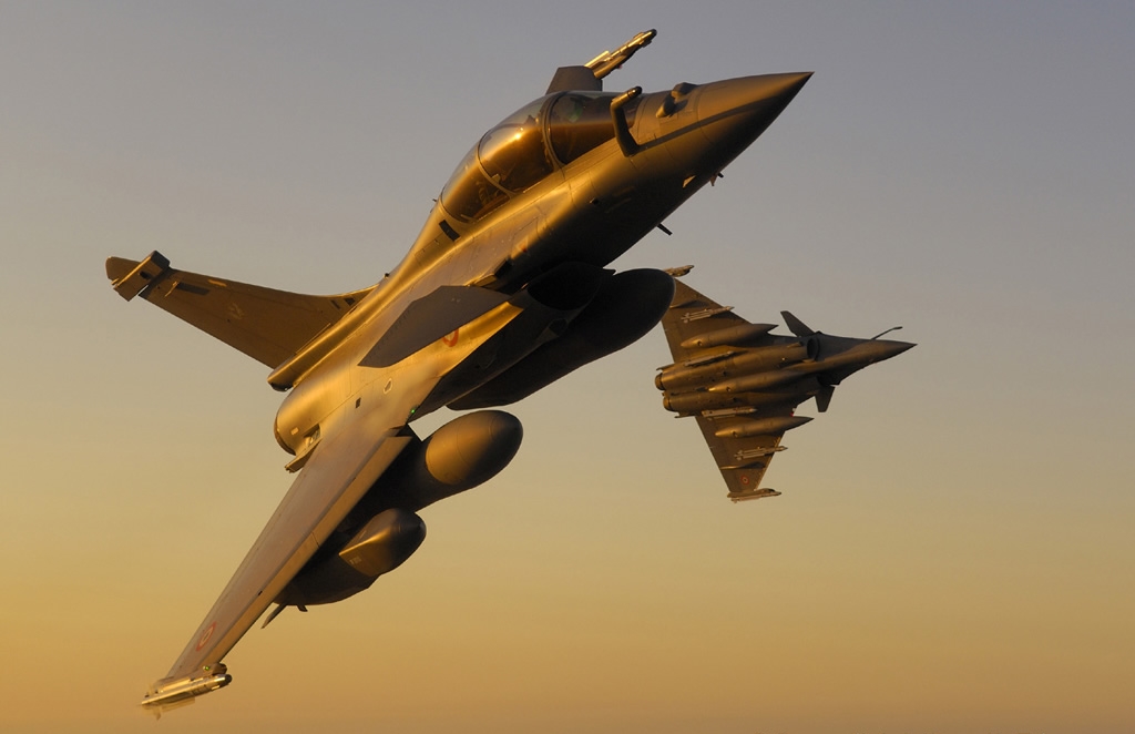 Máy bay tiêm kích Rafale do Pháp sản xuất là máy bay tiêm kích đa nhiệm gồm không đối không, không đối đất và đánh chặn. 