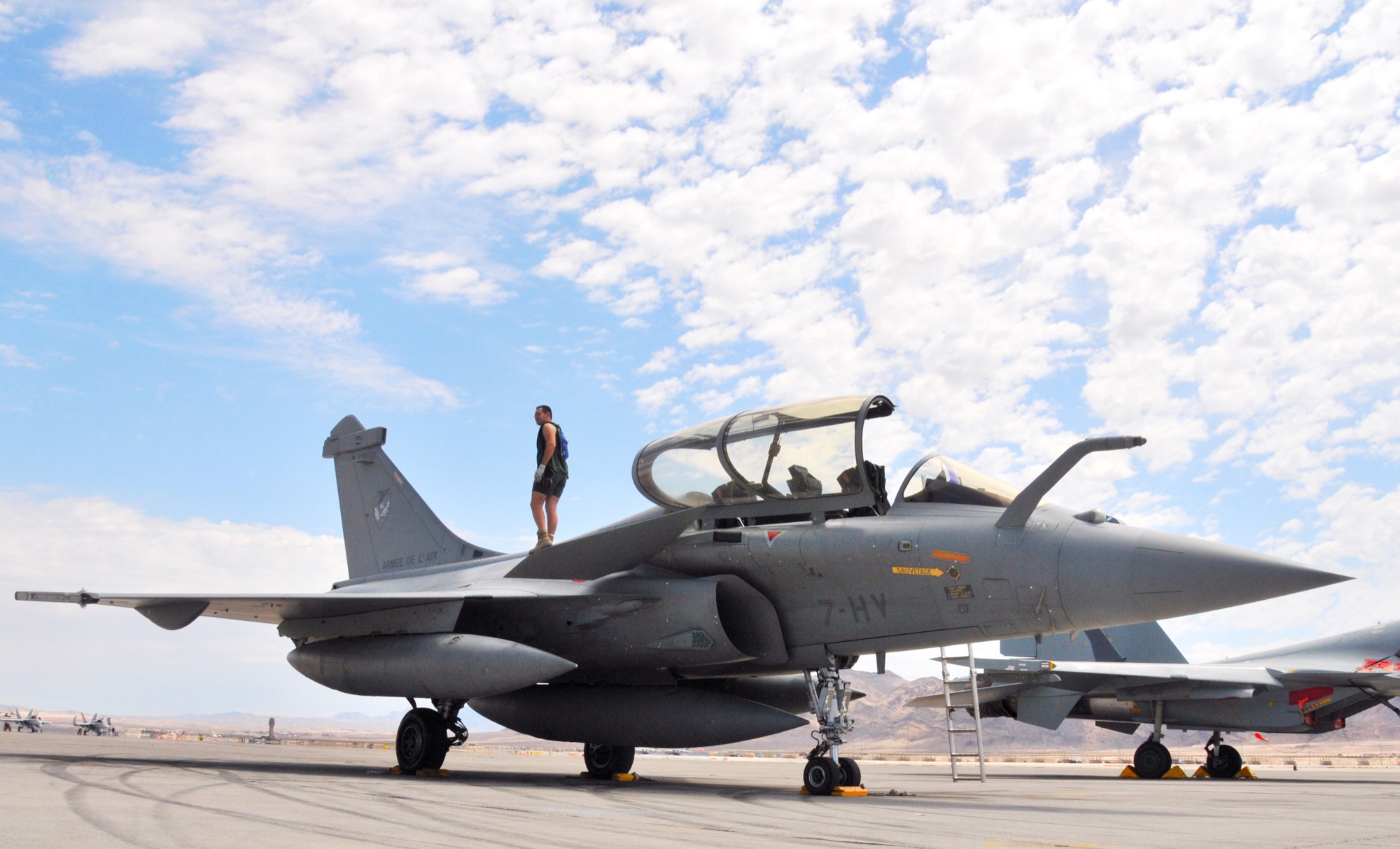 Rafale có thể đạt tới tốc độ 1380 km/giờ và bay cao tới 15 km.