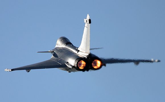 Rafale là máy bay tiêm kích hai động cơ có khả năng tiếp nhiên liệu trên không bằng hệ thống và mang theo tối đa chín tấn vũ khí cùng một súng 30 mm NEXTER 30M791 có tốc độ bắn 2.500 viên đạn mỗi phút.