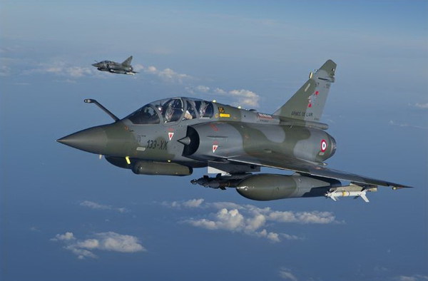 Còn Mirage 2000D là biến thể khác của Mirage 2000N được phát triển cho nhiệm vụ tấn công phi hạt nhân cả ban ngay và ban đêm. 