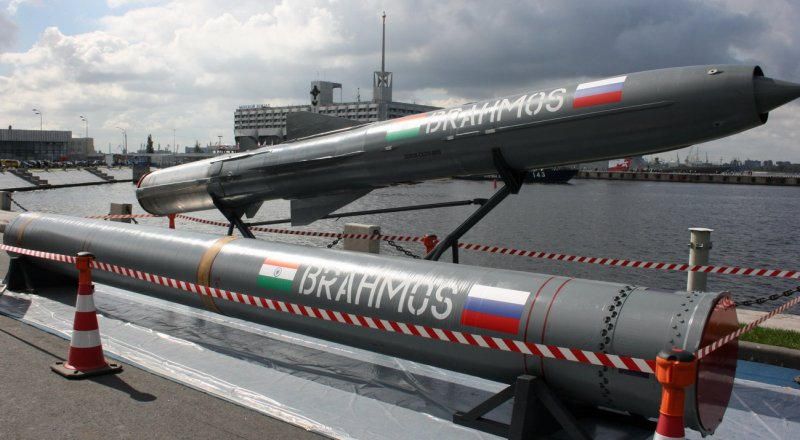 Vũ kh&iacute; qu&acirc;n sự t&ecirc;n lửa Brahmos sở hữu tốc đọ v&agrave; c&aacute;c chế độ bay phức tạp