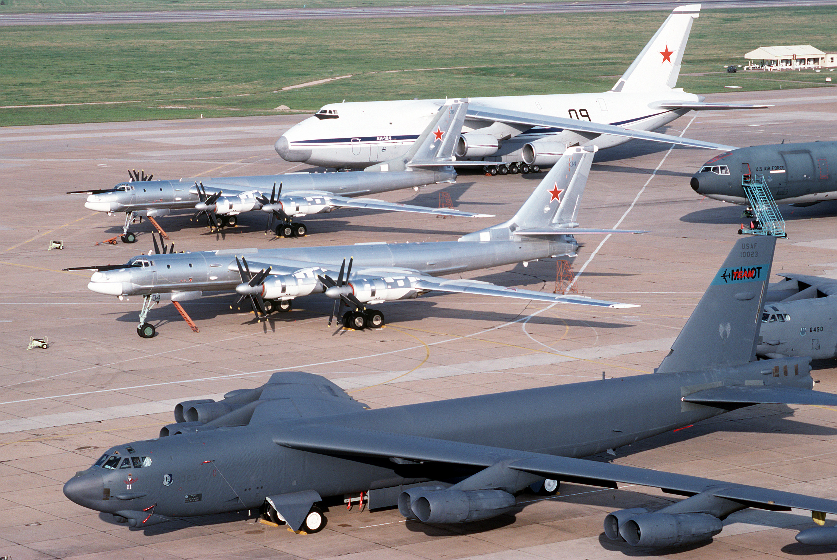 Vũ kh&iacute; qu&acirc;n sự m&aacute;y bay n&eacute;m bom Tu-95 được đ&aacute;nh gi&aacute; cao trong lực lượng kh&ocirc;ng qu&acirc;n Nga