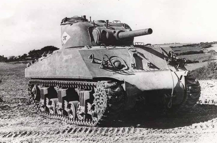 Xe tăng Sherman M4 l&agrave; một trong những vũ kh&iacute; qu&acirc;n sự lợi hại nhất của Mỹ