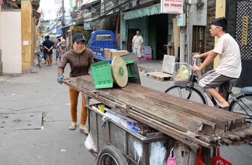 Trong khi đ&oacute;, chị Hồng - người ve chai nhặt được tiền vẫn chờ đợi kết quả giải quyết vụ 5 triệu y&ecirc;n Nhật qua b&aacute;o, đ&agrave;i