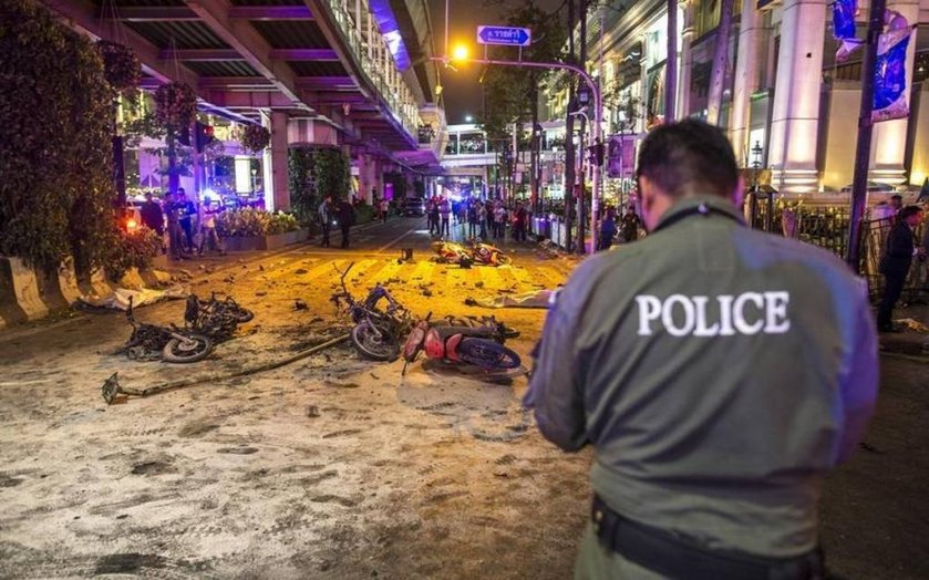 Khung cảnh tan hoang, đổ n&aacute;t ở gần đền Erawan, nơi xảy ra vụ nổ bom Bangkok