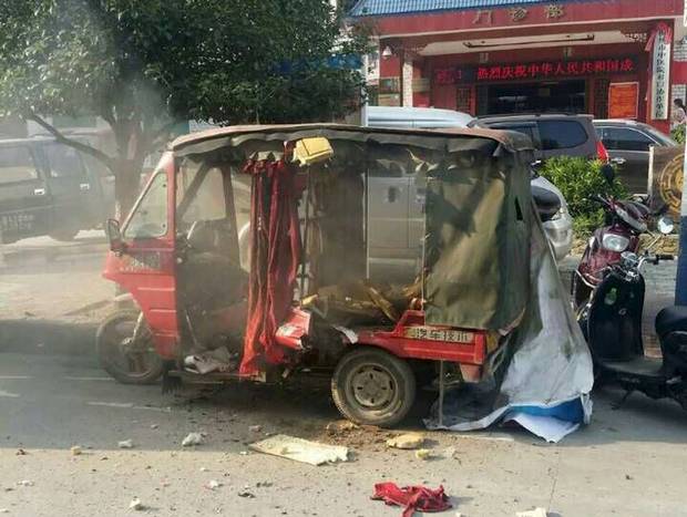 Một chiếc xe đ&atilde; bị hư hỏng nặng sau h&agrave;ng loạt vụ nổ mới nhất xảy ra tại Quảng Ch&acirc;u, Trung Quốc