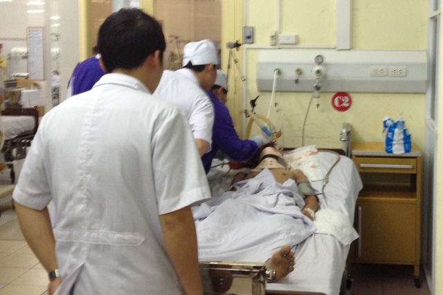 Cấp cứu cho bệnh nh&acirc;n Đặng Cao Thủy tại Bệnh viện Qu&acirc;n y 103
