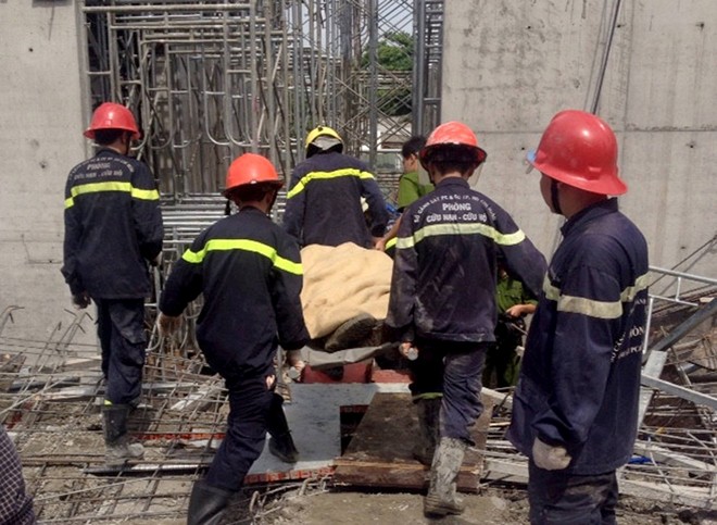 Lực lượng chức năng đưa thi thể 1 nạn nh&acirc;n trong vụ tai nạn sập gi&agrave;n gi&aacute;o ra ngo&agrave;i