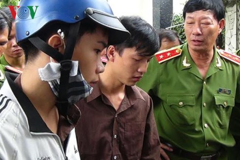 Hai nghi can Nguyễn Hải Dương v&agrave; Vũ Văn Tiến được lực lượng chức năng đưa ra khỏi hiện trường vụ thảm s&aacute;t ở B&igrave;nh Phước