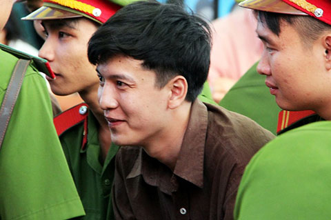 Nụ cười kh&oacute; hiểu của Nguyễn Hải Dương trong phi&ecirc;n t&ograve;a sơ thẩm vụ thảm s&aacute;t B&igrave;nh Phước