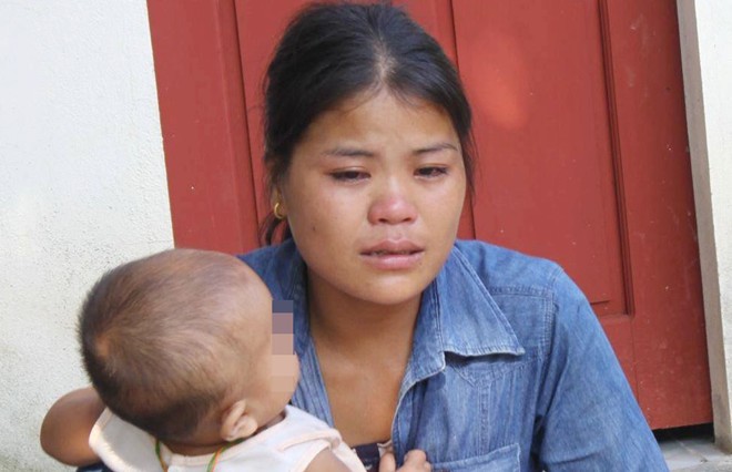 Vợ của hung thủ Vi Văn Hai kh&oacute;c nghẹn trong phi&ecirc;n t&ograve;a x&eacute;t xử vụ thảm s&aacute;t ở Nghệ An