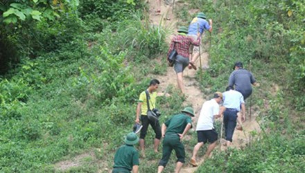 C&aacute;c c&aacute;n bộ điều tra kh&ocirc;ng ngại gian kh&oacute; luồn rừng truy t&igrave;m nghi phạm vụ thảm s&aacute;t ở Nghệ An