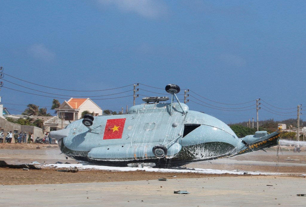Trực thăng qu&acirc;n sự Mi8 rơi ở đảo Ph&uacute; Qu&yacute; kh&ocirc;ng c&oacute; thiệt hại về người