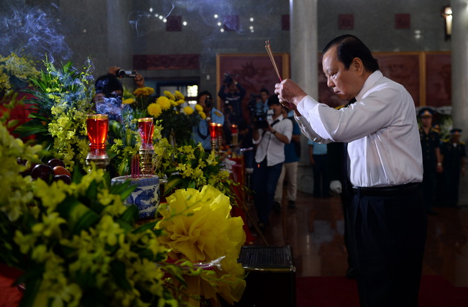 Bí thư thành ủy TP.HCM Lê Thanh Hải thắp nhang viếng các chiến sĩ hi sinh