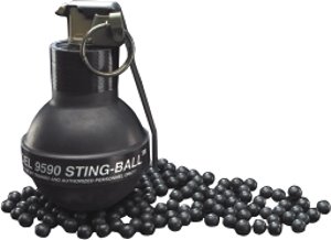 L&agrave; một vũ kh&iacute; phi s&aacute;t thương, Stingball chứa đầy c&aacute;c vi&ecirc;n bi cao su, thứ sẽ g&acirc;y ra những vết bầm t&iacute;m nếu v&ocirc; t&igrave;nh tr&uacute;ng phải