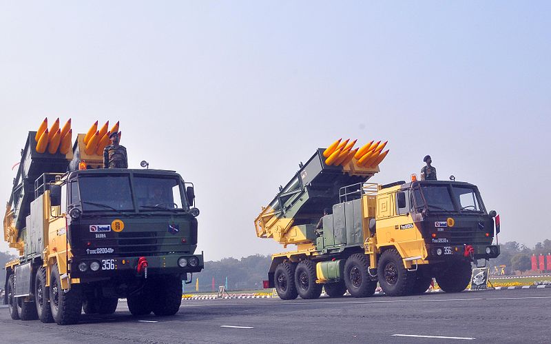 Hệ thống t&ecirc;n lửa ph&oacute;ng loạt MLRS Pinaka l&agrave; một trong những loại vũ kh&iacute; qu&acirc;n sự mạnh của Ấn Độ