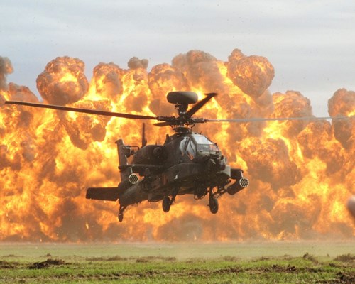 Trực thăng chiến đấu AH-64 Apache l&agrave; thứ vũ kh&iacute; qu&acirc;n sự đ&aacute;ng nể hiện nay