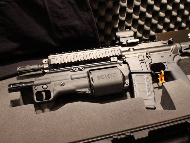 SIX12 l&agrave; thứ vũ kh&iacute; qu&acirc;n sự kết hợp ưu điểm của cả s&uacute;ng trường v&agrave; shotgun