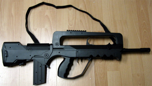 Vũ kh&iacute; qu&acirc;n sự s&uacute;ng FAMAS l&agrave; loại s&uacute;ng trường c&oacute; tốc độ bắn nhanh nhất thế giới