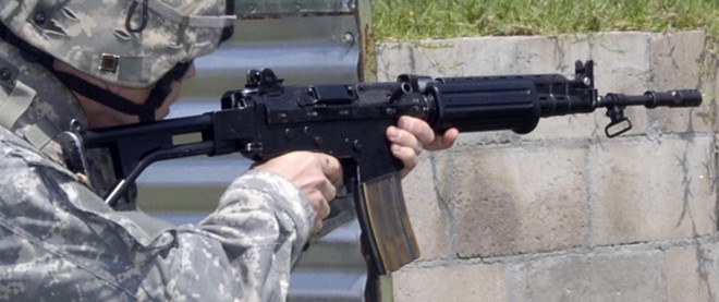 S&uacute;ng trường FN FNC l&agrave; 1 loại vũ kh&iacute; qu&acirc;n sự v&ocirc; c&ugrave;ng nổi tiếng