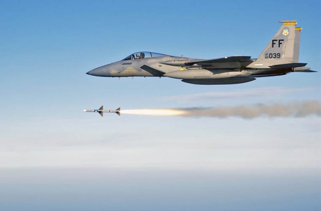 F-15 được trang bị kh&aacute; nhiều dạng vũ kh&iacute; qu&acirc;n sự
