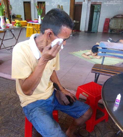 Anh Nh&igrave; đau đớn v&igrave; kh&ocirc;ng thể cứu vợ con trong đ&aacute;m ch&aacute;y