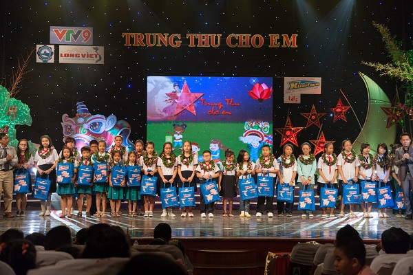C&aacute;c em nhỏ c&oacute; ho&agrave;n cảnh kh&oacute; khăn nhận qu&agrave; từ chương tr&igrave;nh Trung thu cho em năm 2014