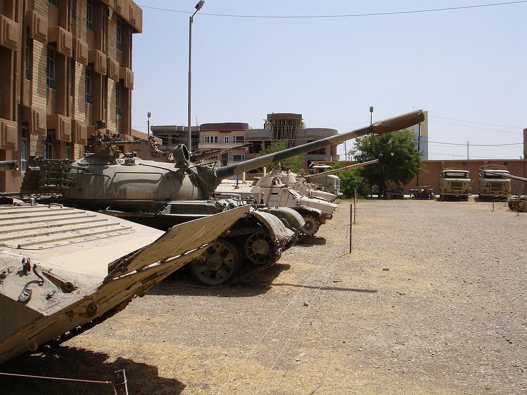 ISIS v&agrave; vũ kh&iacute; si&ecirc;u hạng: Xe tăng T-55 trang bị gi&aacute;p nặng, c&ugrave;ng với một 100 mm r&atilde;nh xoắn n&ograve;ng s&uacute;ng v&agrave; 7,62 mm s&uacute;ng m&aacute;y thứ cấp. Ảnh minh họa