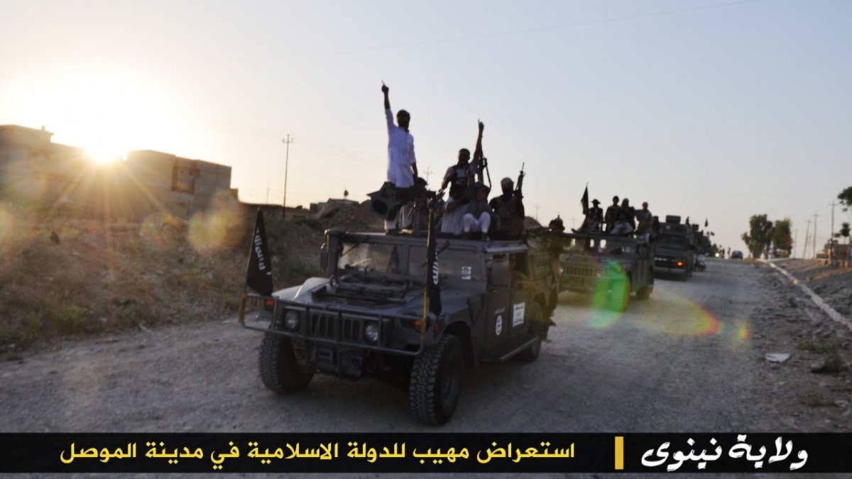 ISIS v&agrave; vũ kh&iacute; si&ecirc;u hạng: Xe tải Humvess (Mỹ) chống ch&aacute;y vũ kh&iacute;, di chuyển nhan, hiệu quả tr&ecirc;n địa h&igrave;nh gồ ghề. Ảnh minh họa