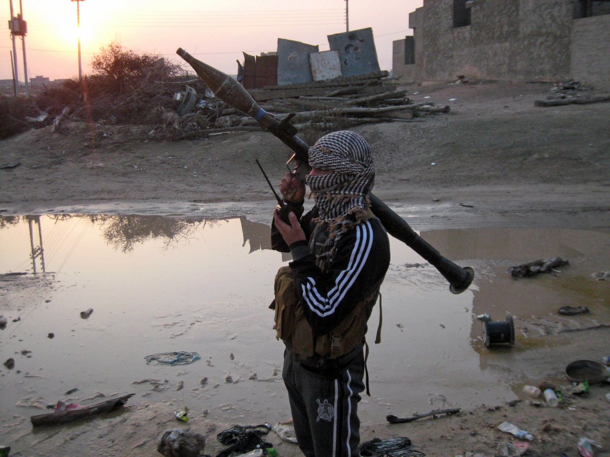 ISIS v&agrave; vũ kh&iacute; si&ecirc;u hạng: S&uacute;ng chống tăng v&aacute;c vai RPG-7s. Ảnh minh họa 