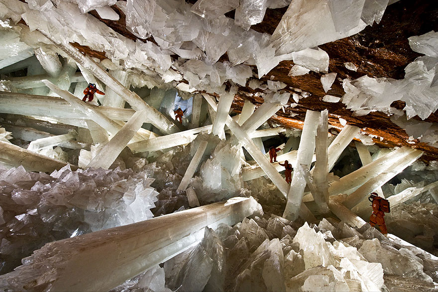 Hang pha lê Naica, Mexico: Hang Pha lê ở Mexico, nằm sâu 160m dưới lòng đất, nơi có những cột tinh thể CaSO4 cao tới 10-11m và nóng tới 50 độ C nhưng có độ ẩm lên tới 90 - 100%.