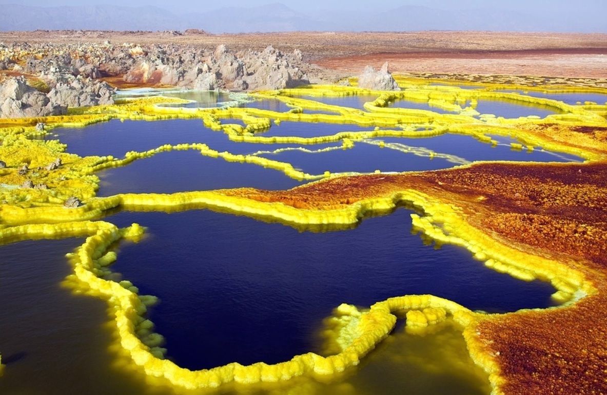 Miệng núi lửa Dallol, Ethiopia: Vùng miệng núi lửa này nằm ở phía đông bắc Ethiopia và là một trong những nơi xa xôi nhất trên trái đất có rất ít người sống, đồng thời được xem là một trong những địa hình kì lạ nhất trên thế giới. Thêm vào đó, Dallol là một nơi giữ kỷ lục về nhiệt độ trung bình cao nhất cho một khu vực dân cư.
