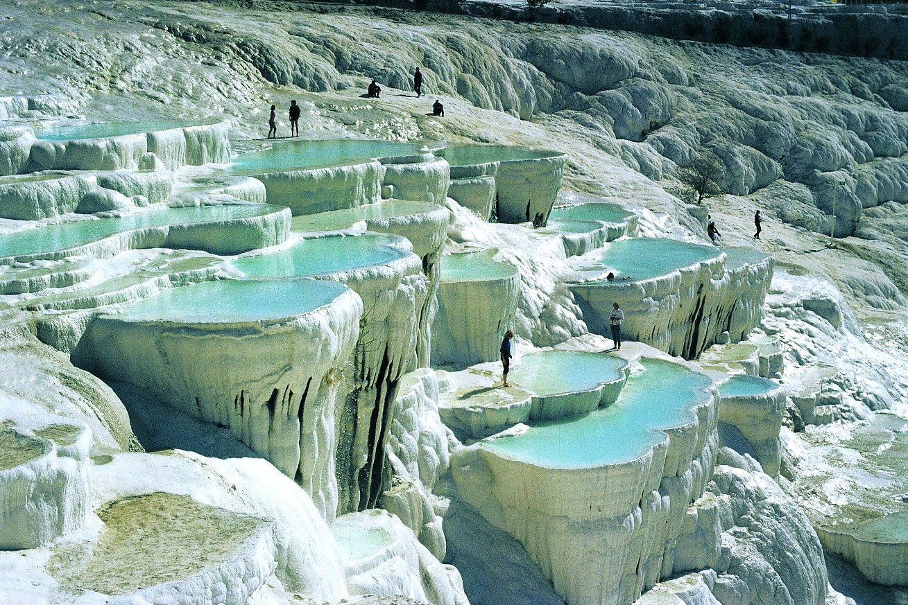 Lâu đài bông Pamukkale, Thổ Nhĩ Kỳ: Đây là một cảnh quan thiên nhiên nằm trong thung lũng sông Menderes thuộc tỉnh Denizli, Thổ Nhĩ Kỳ. Pamukkale nổi tiếng với những suối nước nóng chứa nhiều muối khoáng cacbonat được tích tụ tạo thành những 