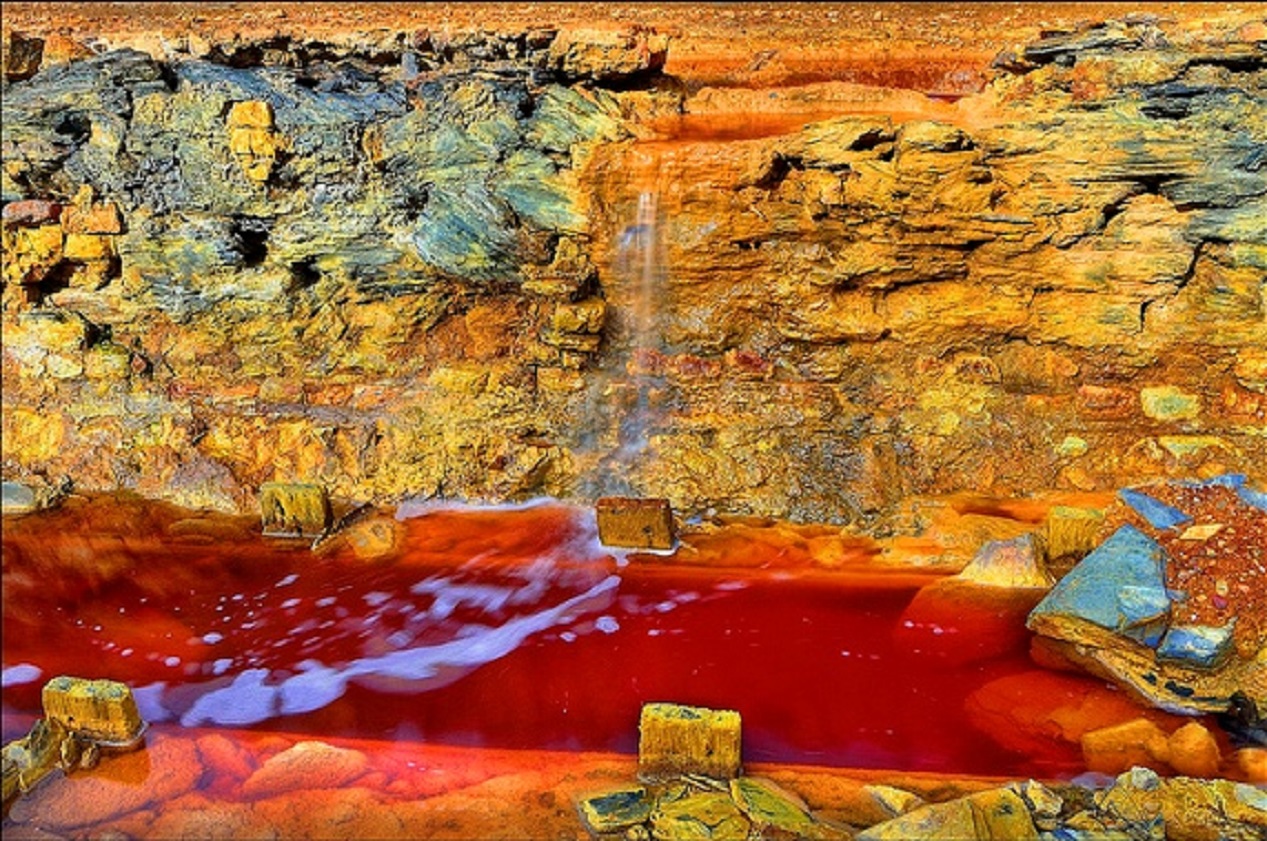 Dòng sông máu Rio Tinto, Tây Ban Nha: Rio Tinto trải dài 100km theo chiều dọc Đăng Ký 13Winvn Com Chính Thức Tây Ban Nha, bắt nguồn từ vùng núi Sierra Morena, chảy về vùng vịnh Gulf. Dòng sông Rio Tinto là được coi là một trong những nơi lạ lùng nhất trên trái đất với nồng độ pH thấp, tính kim loại nặng và độ axit cao. Các nhà khoa học cho rằng, Rio Tino có sự sống tương tự của những sinh vật trong vũ trụ.