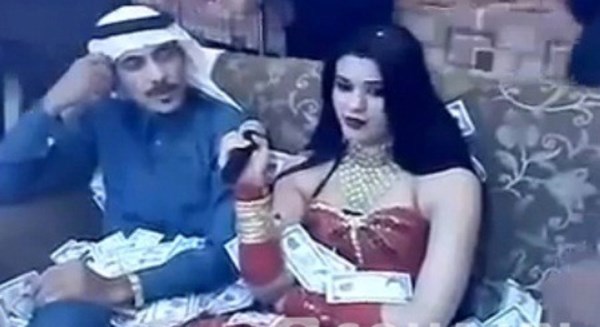 Đại gia Ả Rập v&agrave; người đẹp trong qu&aacute;n Karaoke